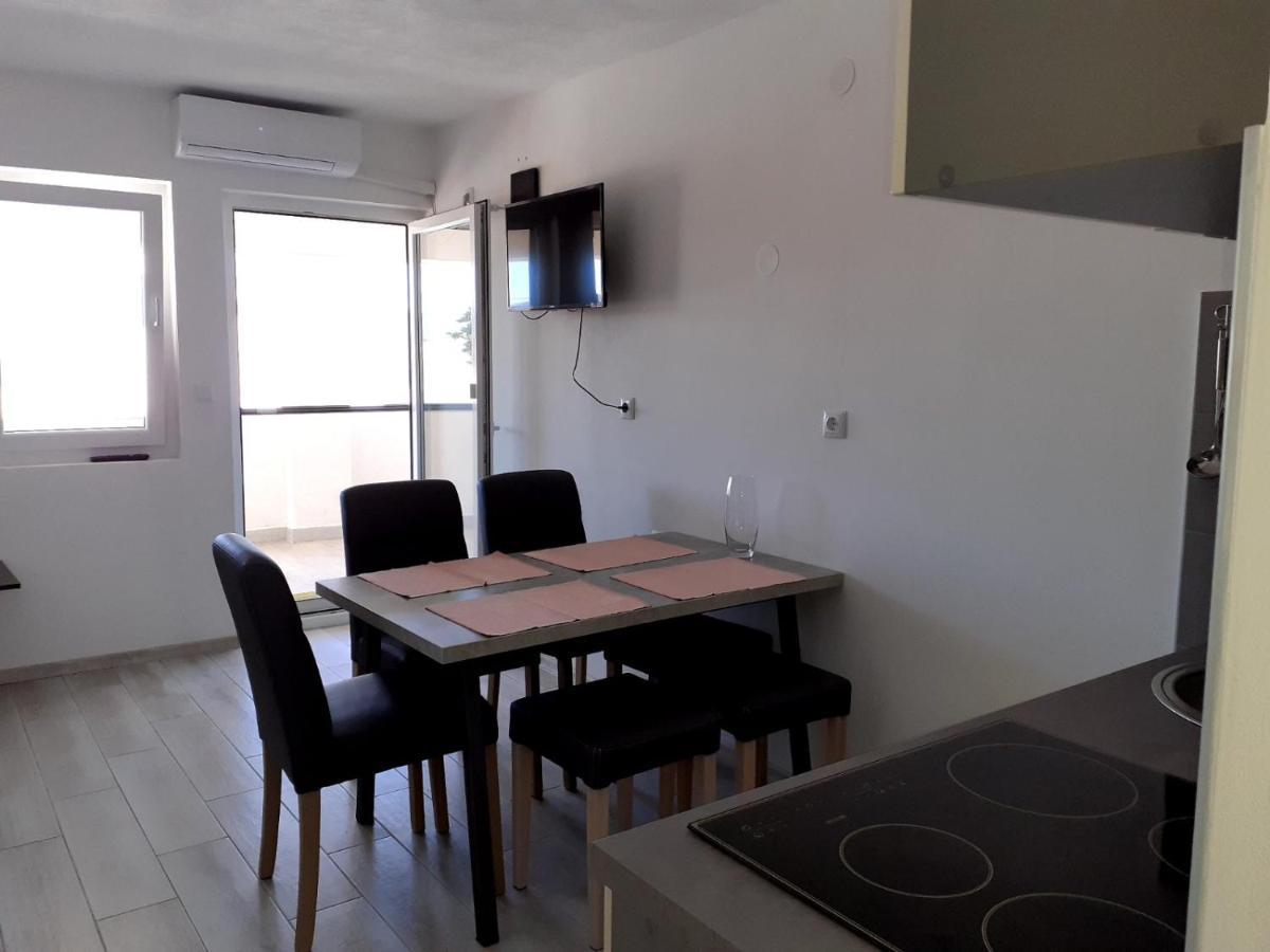 Apartmani Grumf Gornji Karin Exterior foto